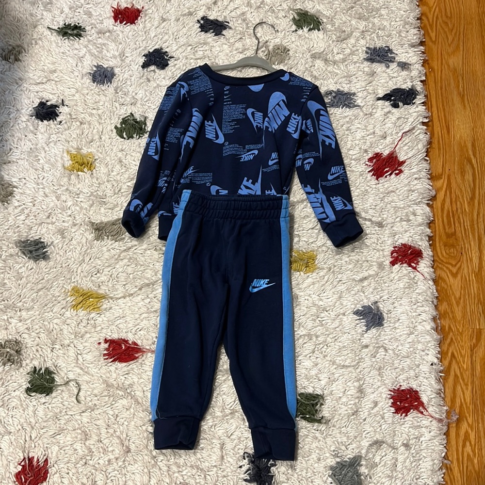 Nike 2T sweatpants and sweatshirt set
